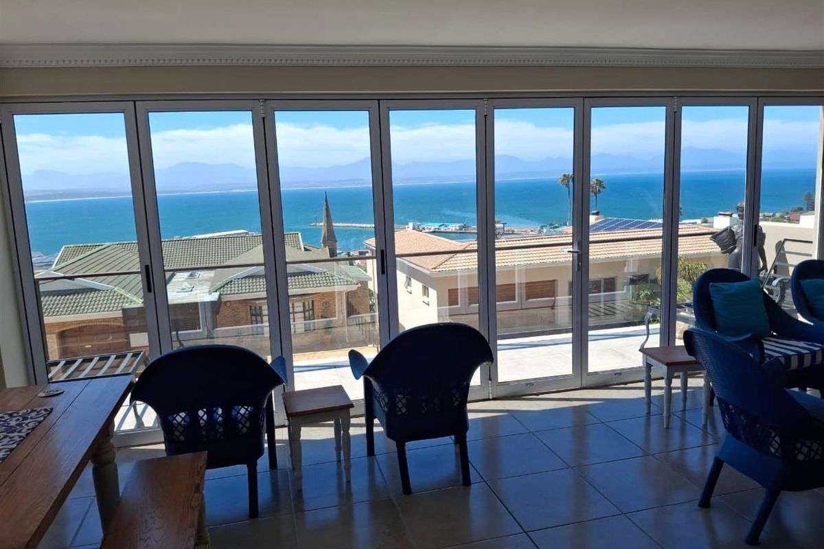 Luxury Holiday Coastal Escape - 3 En‐Suite Bedrooms, Jacuzzi, Gym, Bar - Sleeps 8 - Photo 2