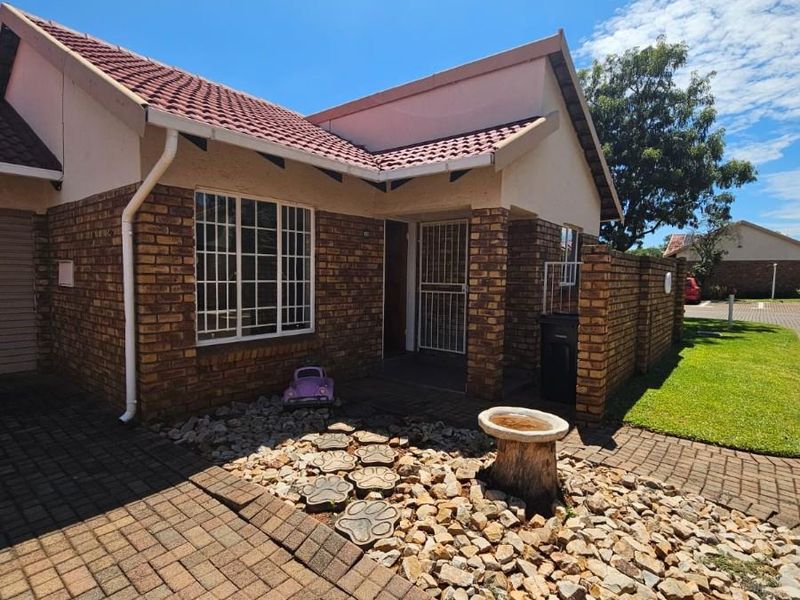 For sale R1 445 000.  An amazing 2 bedroom, 2 bathroom, double garage, patio with build in braai - Photo 3