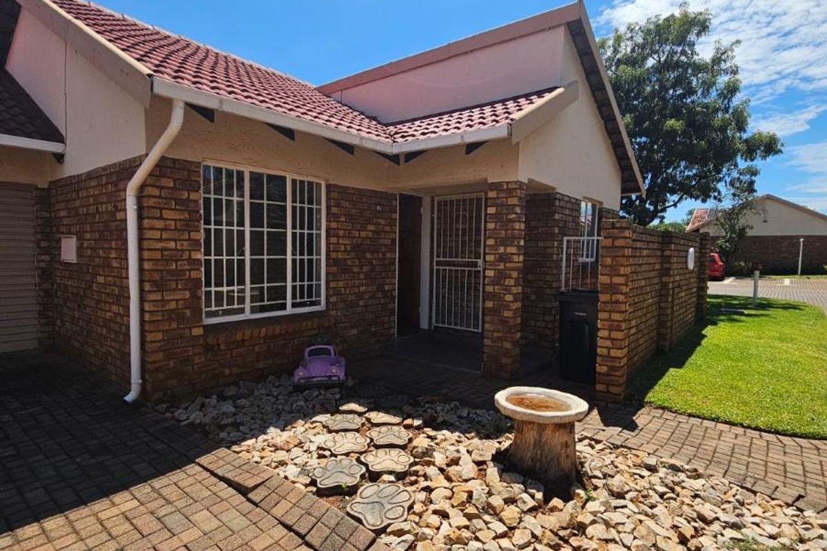 For sale R1 445 000.  An amazing 2 bedroom, 2 bathroom, double garage, patio with build in braai - Photo 3