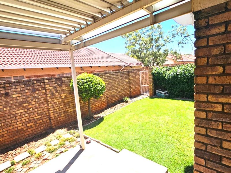 For sale R1 445 000.  An amazing 2 bedroom, 2 bathroom, double garage, patio with build in braai - Photo 4