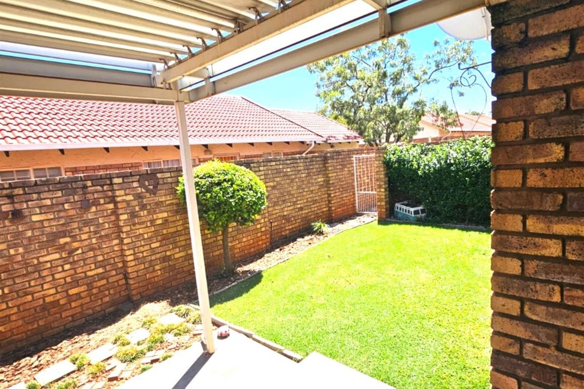 For sale R1 445 000.  An amazing 2 bedroom, 2 bathroom, double garage, patio with build in braai - Photo 4