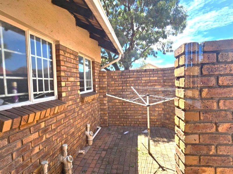 For sale R1 445 000.  An amazing 2 bedroom, 2 bathroom, double garage, patio with build in braai - Photo 6