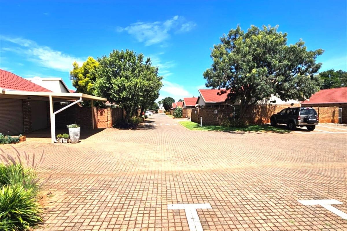 For sale R1 445 000.  An amazing 2 bedroom, 2 bathroom, double garage, patio with build in braai - Photo 2