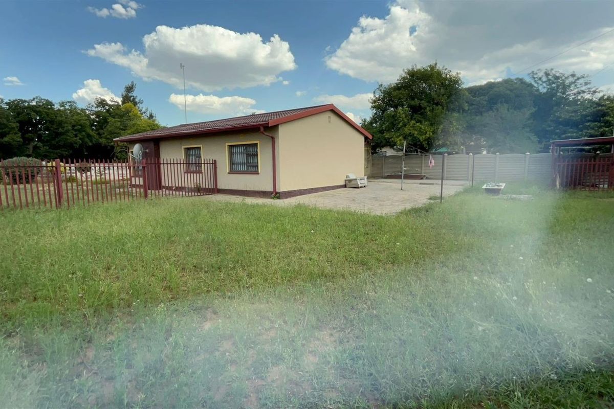 5-Bedroom with a Granny House (Commune) For Sale in Sasolburg Central, Sasolburg - Photo 2