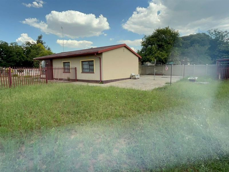 5-Bedroom with a Granny House (Commune) For Sale in Sasolburg Central, Sasolburg - Photo 2