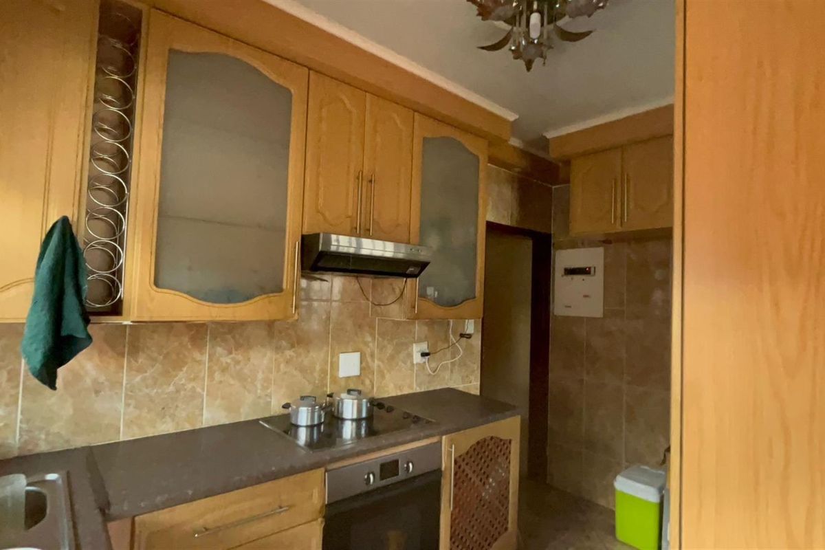 5-Bedroom with a Granny House (Commune) For Sale in Sasolburg Central, Sasolburg - Photo 4