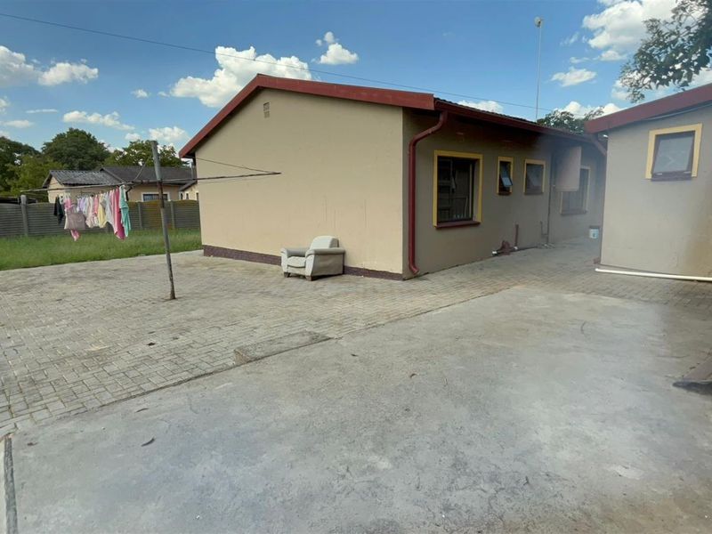 5-Bedroom with a Granny House (Commune) For Sale in Sasolburg Central, Sasolburg - Photo 3