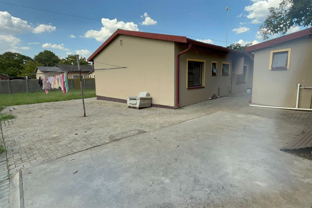 5-Bedroom with a Granny House (Commune) For Sale in Sasolburg Central, Sasolburg - Photo 3