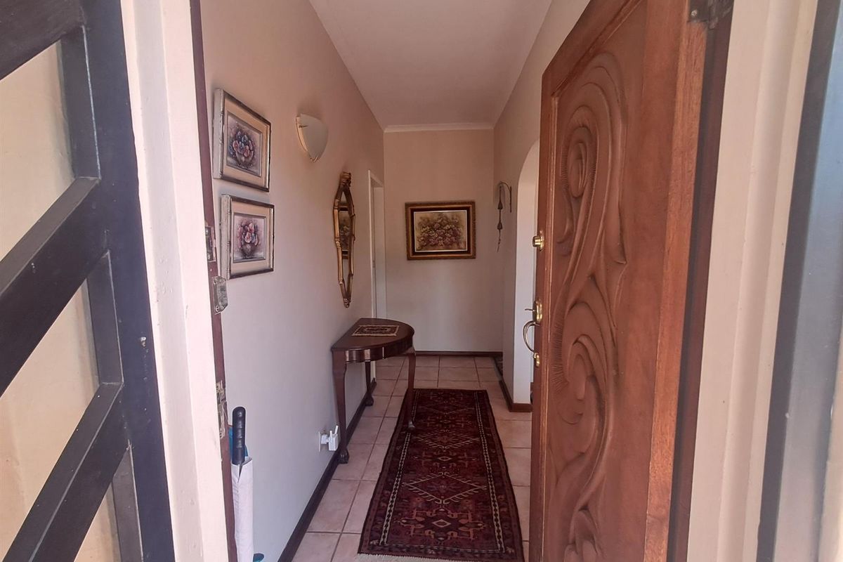 Elegant 4-Bedroom Family Residence with Flatlet, Pool and Entertainment area - Photo 4