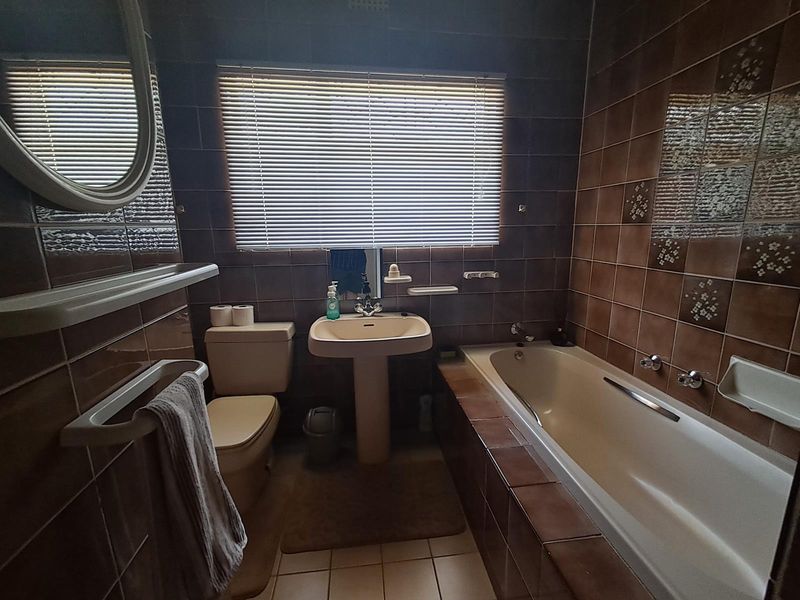 Elegant 4-Bedroom Family Residence with Flatlet, Pool and Entertainment area - Photo 8