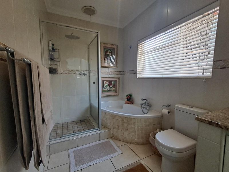 Elegant 4-Bedroom Family Residence with Flatlet, Pool and Entertainment area - Photo 10