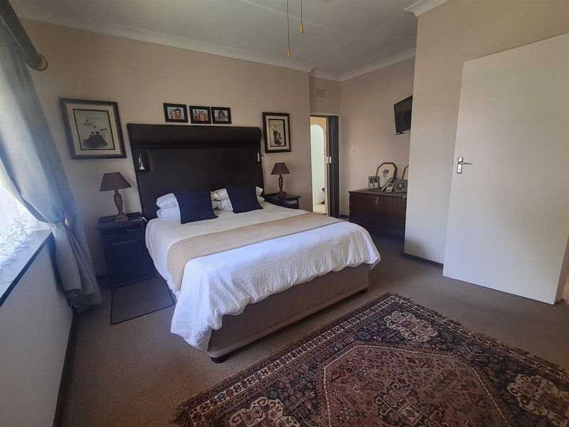 Elegant 4-Bedroom Family Residence with Flatlet, Pool and Entertainment area - Photo 10