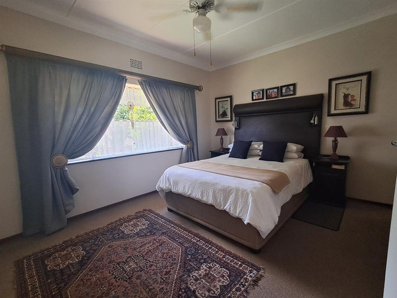 Elegant 4-Bedroom Family Residence with Flatlet, Pool and Entertainment area - Photo 9