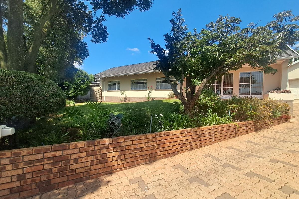 Elegant 4-Bedroom Family Residence with Flatlet, Pool and Entertainment area - Photo 3