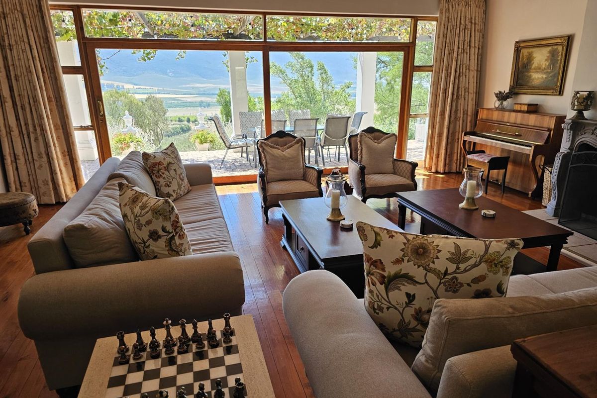 Spacious Elegant Home with Magnificent Views - Photo 3