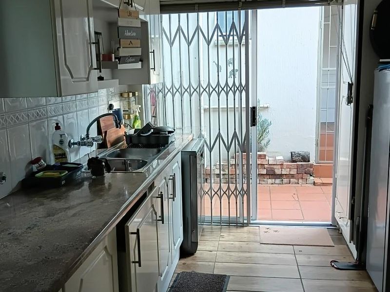 Duplex House in Bryanston, Sandton(Family and Pet Friendly) - Photo 4