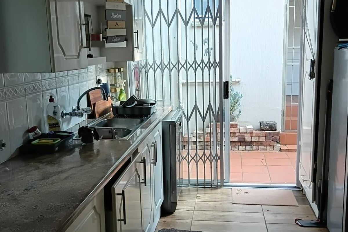 Duplex House in Bryanston, Sandton(Family and Pet Friendly) - Photo 4