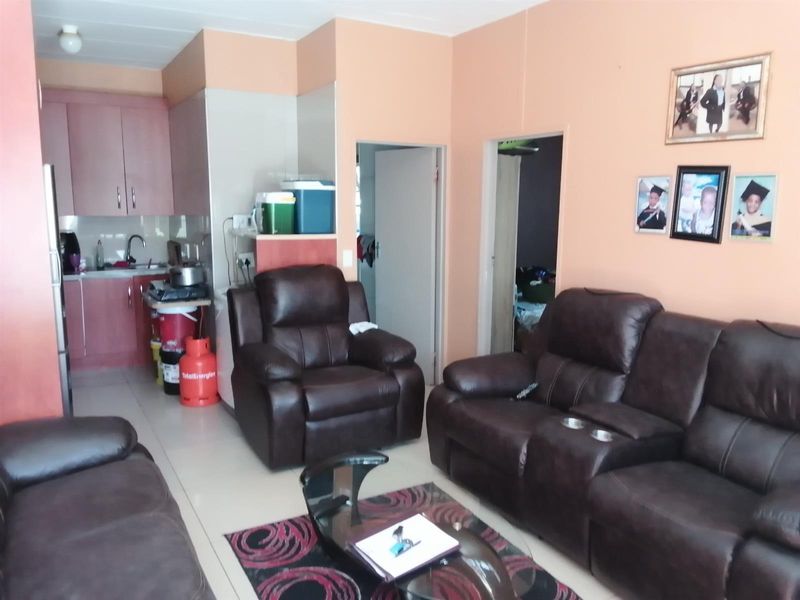 3 Bedroom 1Bathroom Ground Floor Apartment For Sale in Naturena, Johannesburg - Photo 5