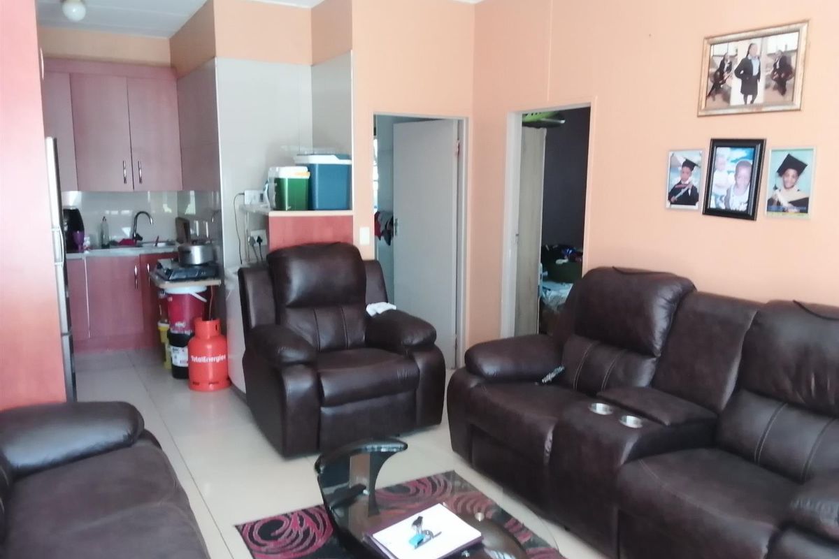 3 Bedroom 1Bathroom Ground Floor Apartment For Sale in Naturena, Johannesburg - Photo 5