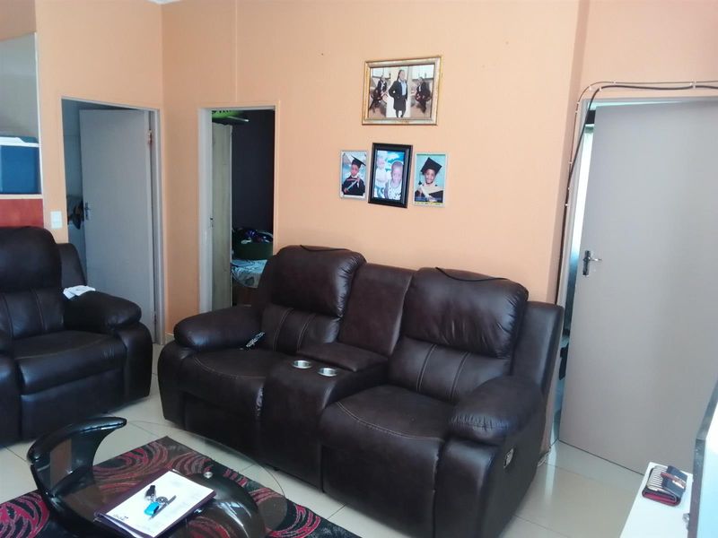 3 Bedroom 1Bathroom Ground Floor Apartment For Sale in Naturena, Johannesburg - Photo 6