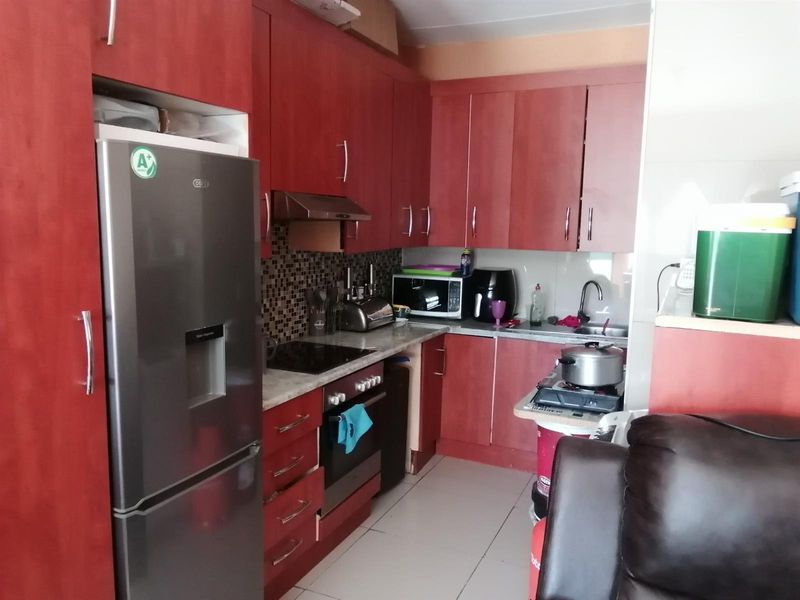 3 Bedroom 1Bathroom Ground Floor Apartment For Sale in Naturena, Johannesburg - Photo 2
