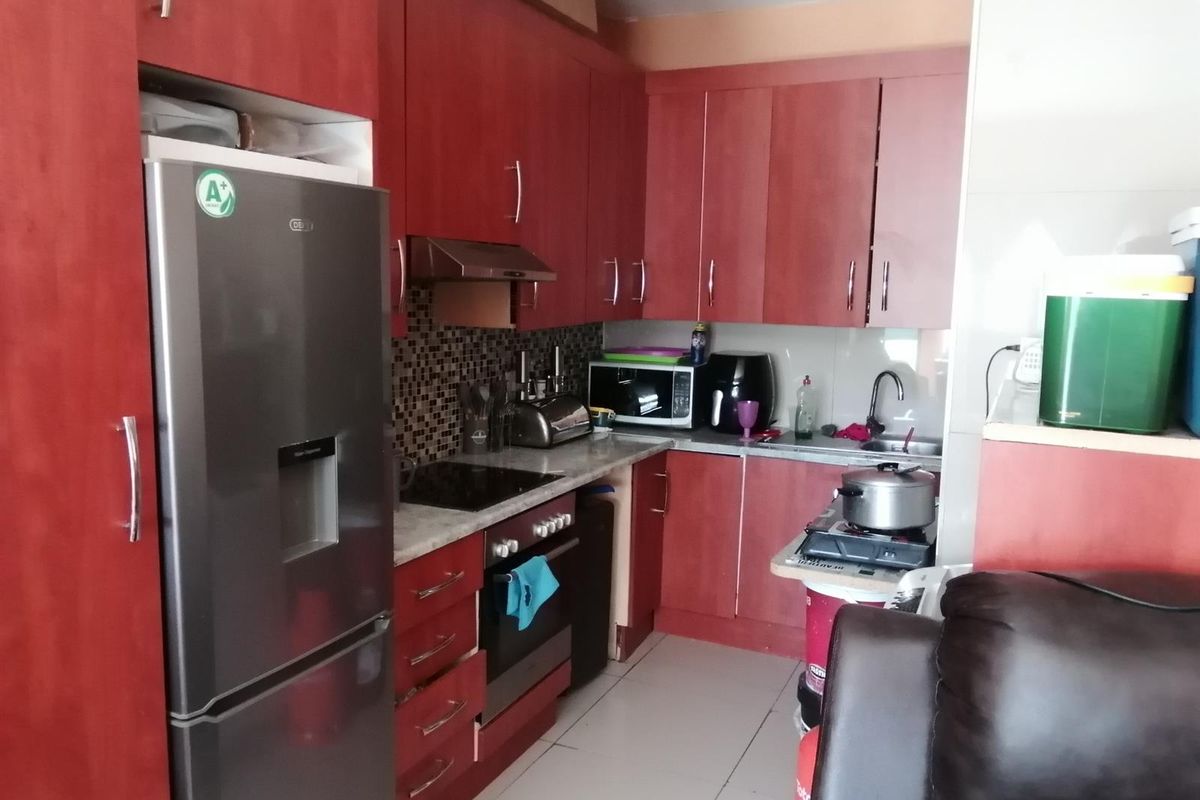 3 Bedroom 1Bathroom Ground Floor Apartment For Sale in Naturena, Johannesburg - Photo 2