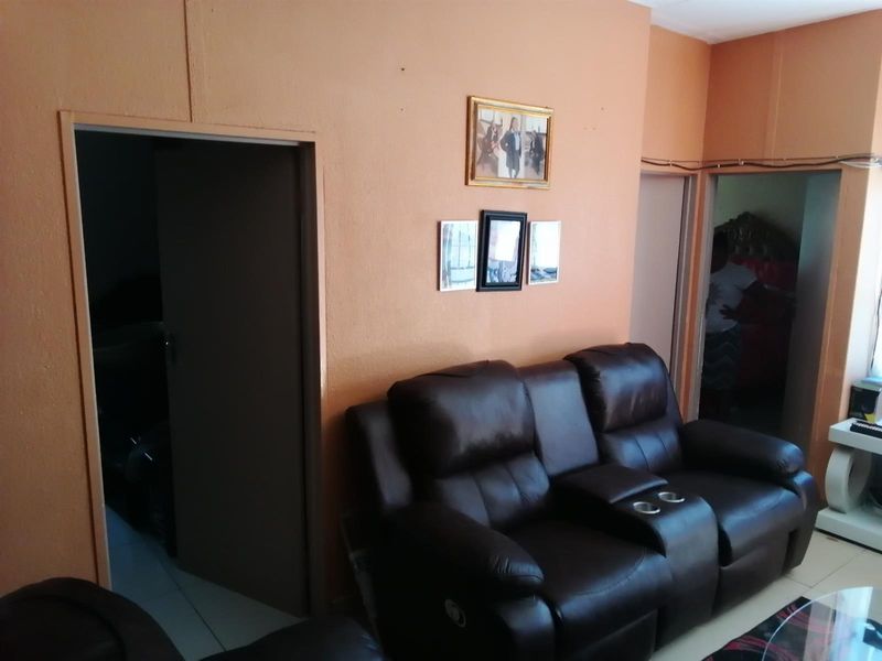 3 Bedroom 1Bathroom Ground Floor Apartment For Sale in Naturena, Johannesburg - Photo 9