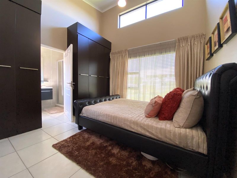 Stylish Apartment For Sale in Greenstone Hill, Edenvale - Photo 6