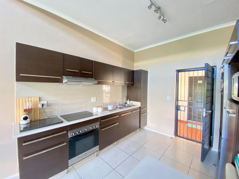 Stylish Apartment For Sale in Greenstone Hill, Edenvale - Photo 4