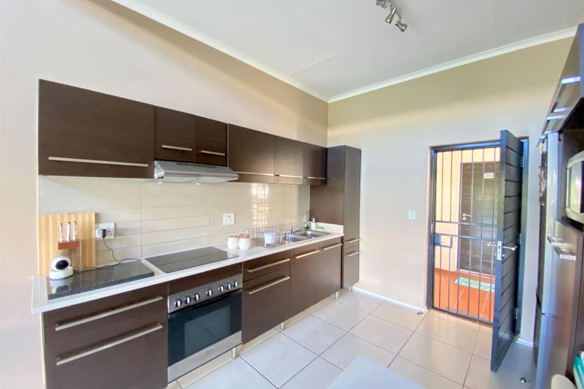 Stylish Apartment For Sale in Greenstone Hill, Edenvale - Photo 4