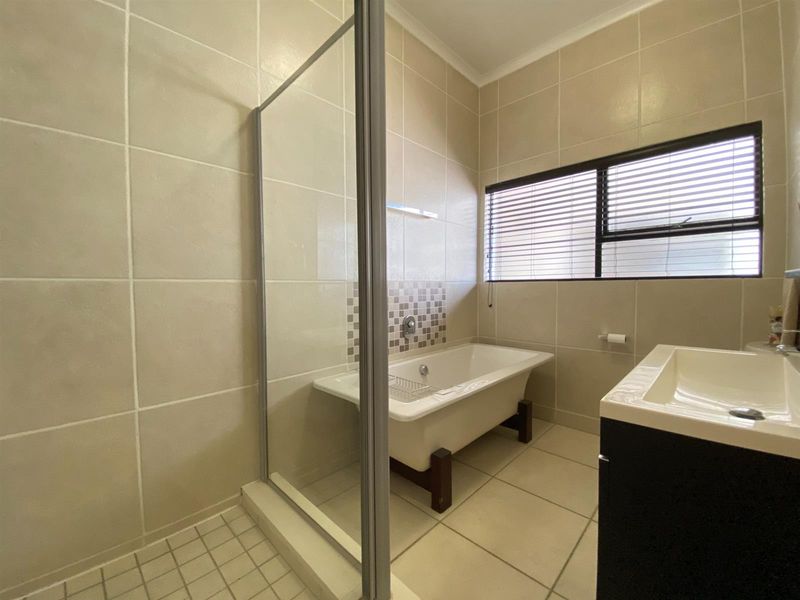 Stylish Apartment For Sale in Greenstone Hill, Edenvale - Photo 8