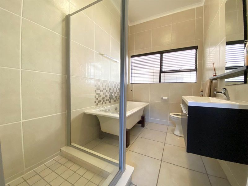 Stylish Apartment For Sale in Greenstone Hill, Edenvale - Photo 7