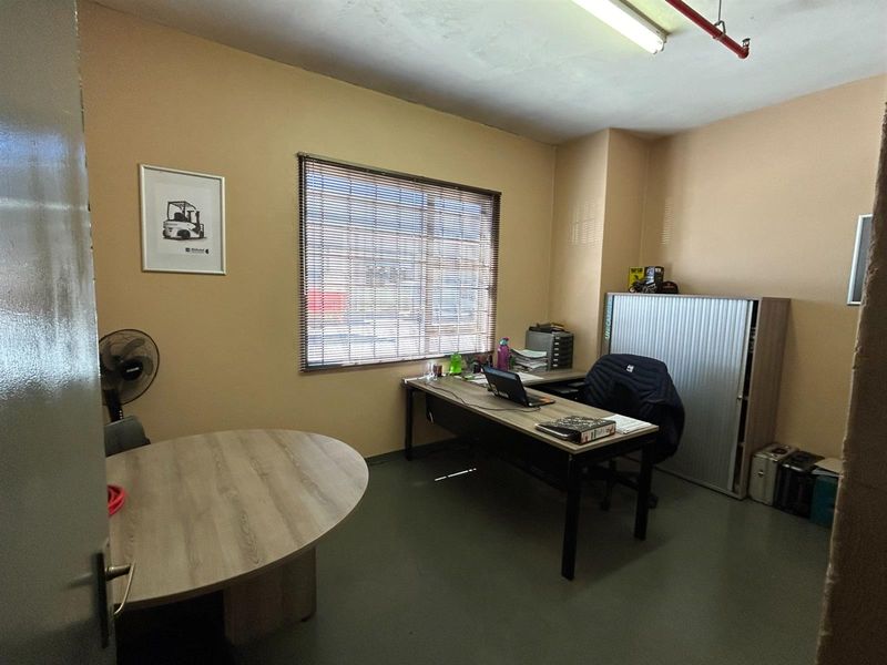 High Exposure 2,500 sqm Warehouse Available in Pomona, Logistics and Light Manufacturing - Photo 8