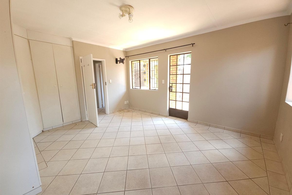 Not your ordinary two-bedroom townhouse, this Clubview duet is no cookie-cutter home. - Photo 4