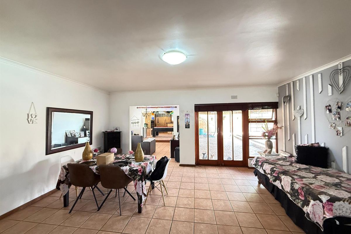 4 Bedroom House with 2 Flats For Sale in De Tijger, Parow - Photo 5