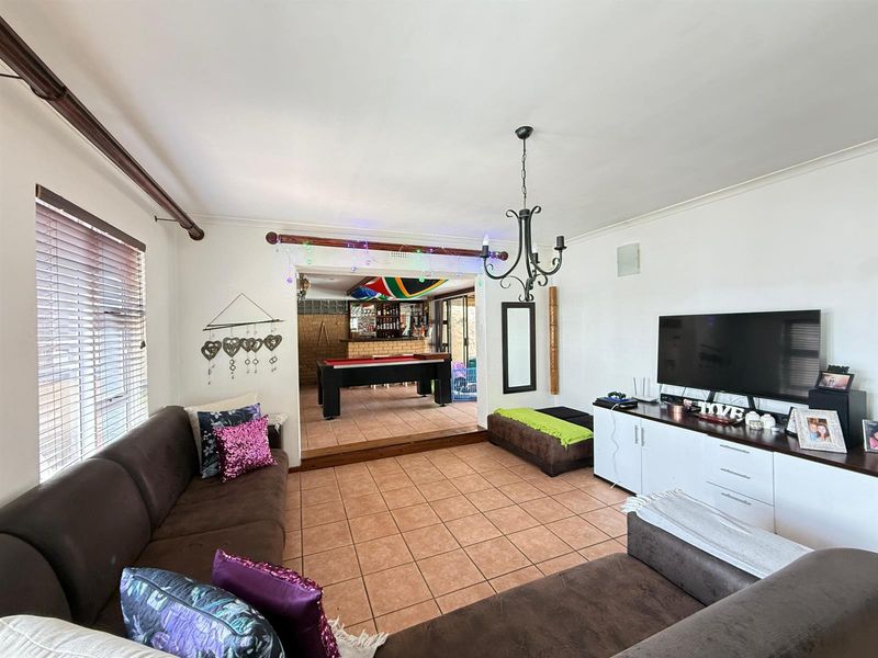 4 Bedroom House with 2 Flats For Sale in De Tijger, Parow - Photo 2