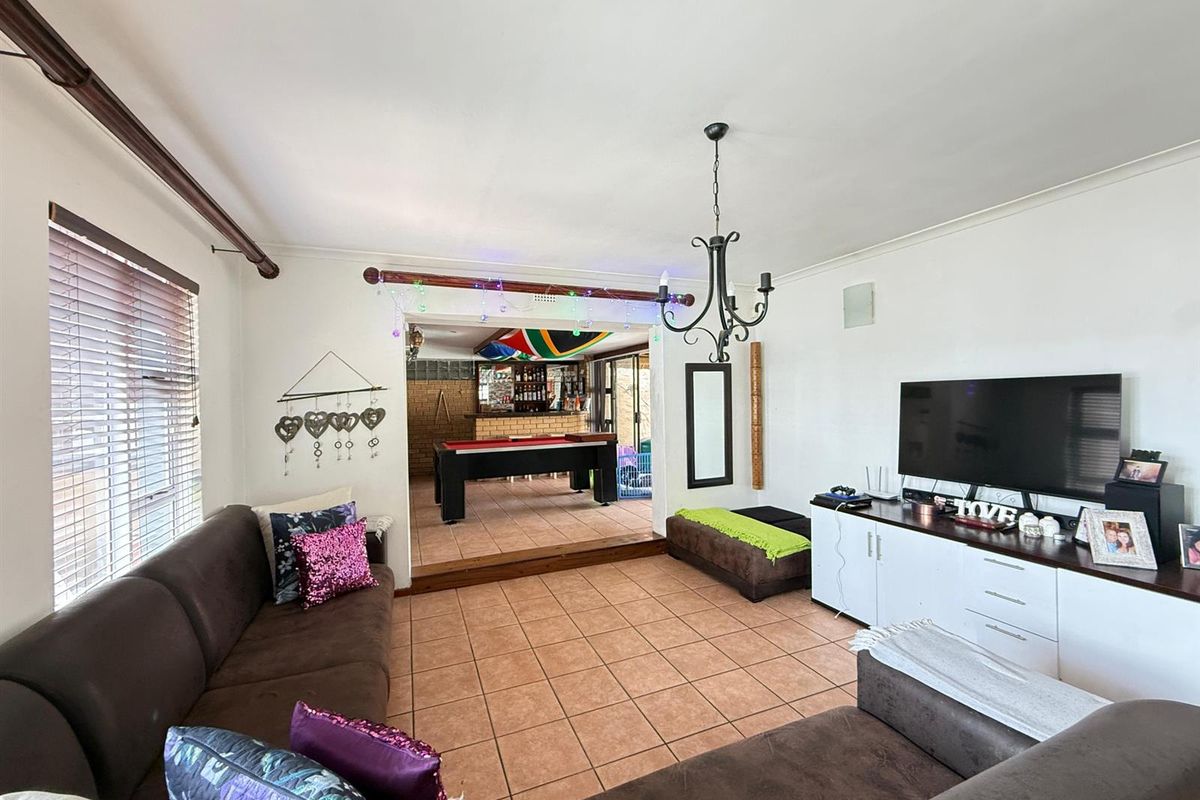 4 Bedroom House with 2 Flats For Sale in De Tijger, Parow - Photo 2