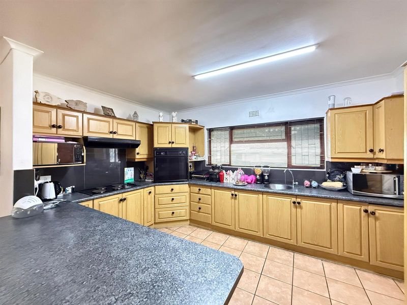 4 Bedroom House with 2 Flats For Sale in De Tijger, Parow - Photo 9