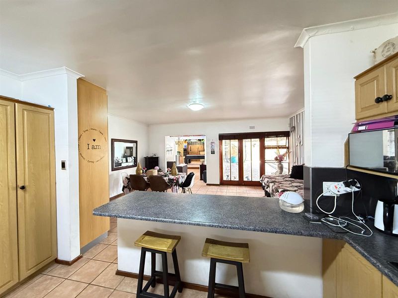 4 Bedroom House with 2 Flats For Sale in De Tijger, Parow - Photo 7