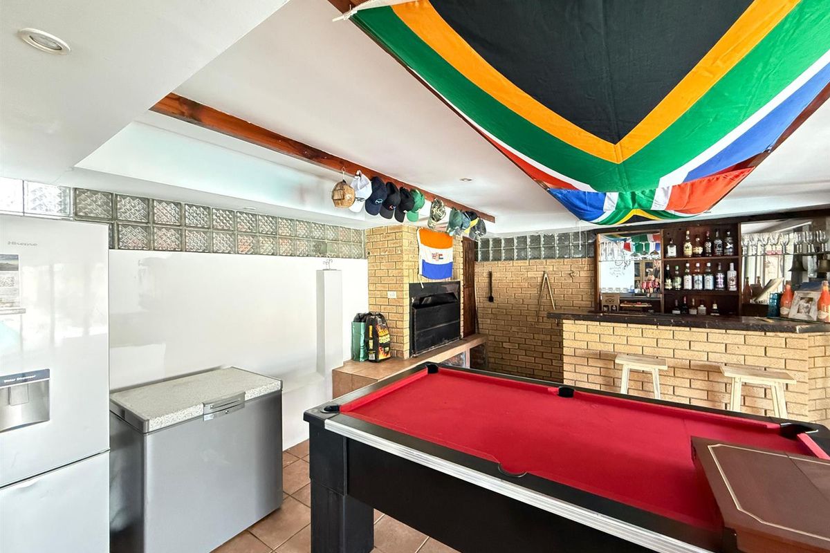 4 Bedroom House with 2 Flats For Sale in De Tijger, Parow - Photo 4