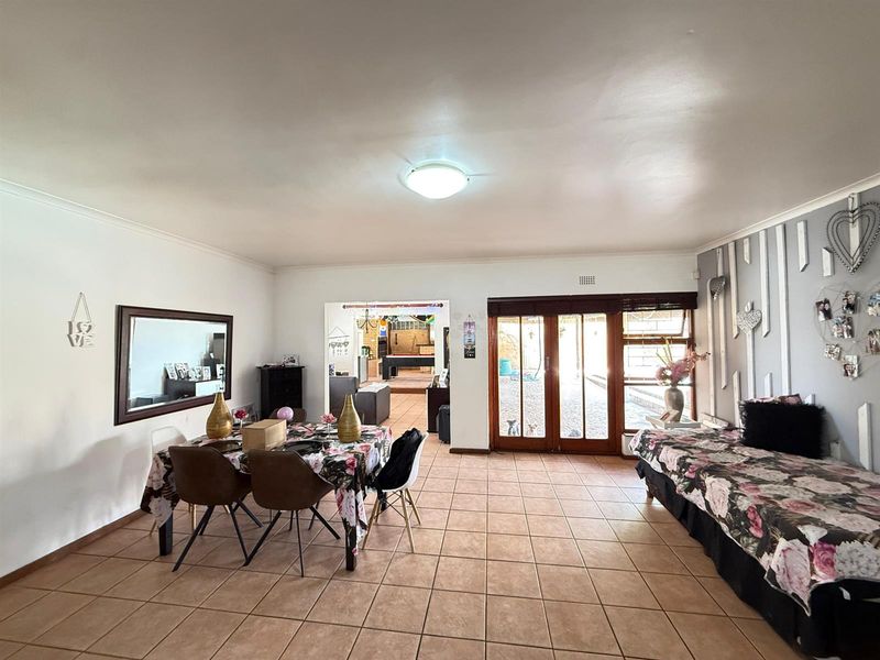 4 Bedroom House with 2 Flats For Sale in De Tijger, Parow - Photo 10