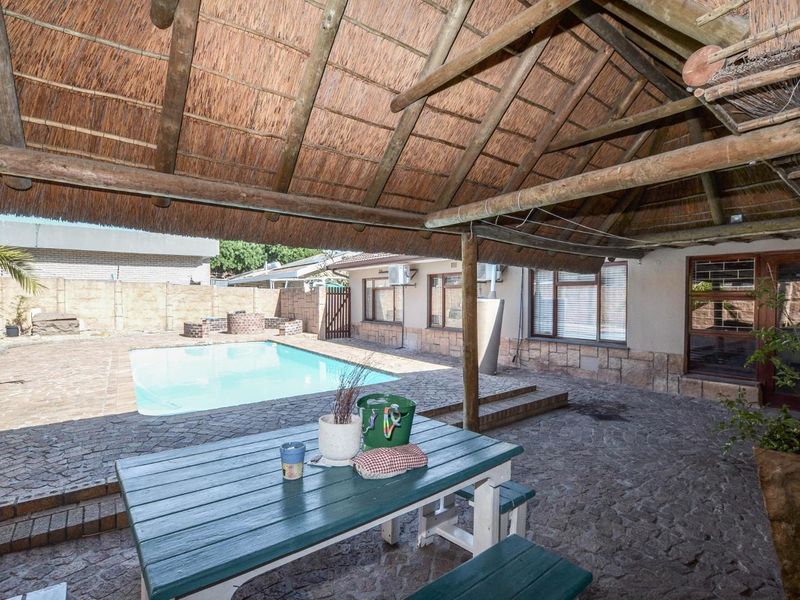 4 Bedroom House with 2 Flats For Sale in De Tijger, Parow - Photo 6