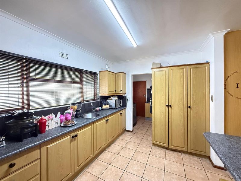 4 Bedroom House with 2 Flats For Sale in De Tijger, Parow - Photo 8