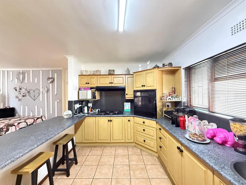 4 Bedroom House with 2 Flats For Sale in De Tijger, Parow - Photo 3