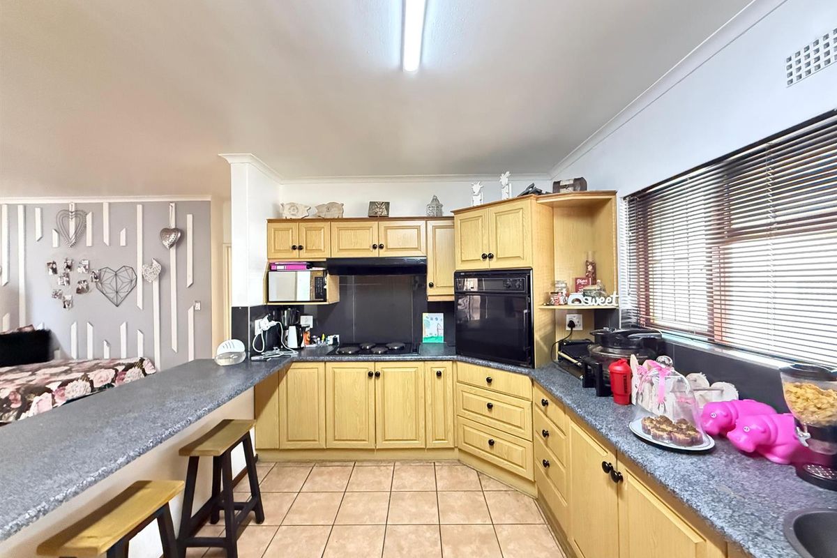 4 Bedroom House with 2 Flats For Sale in De Tijger, Parow - Photo 3