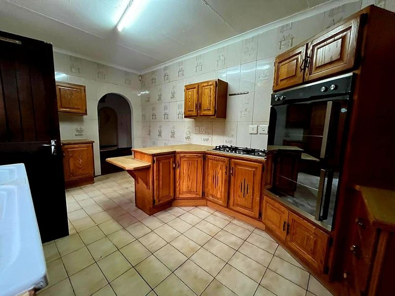 Four bedroom house to rent in Geelhoutpark, Rustenburg - Photo 2