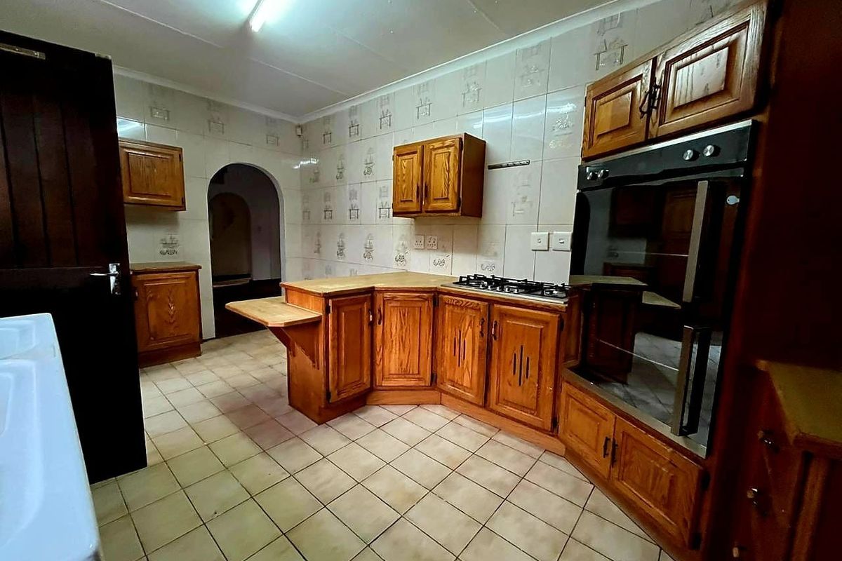 Four bedroom house to rent in Geelhoutpark, Rustenburg - Photo 2