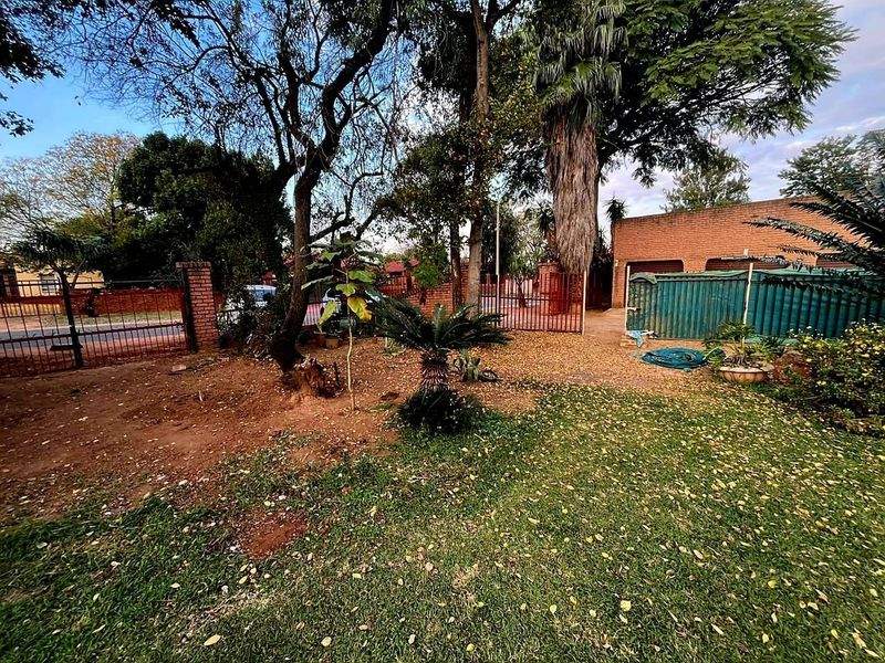 Four bedroom house to rent in Geelhoutpark, Rustenburg - Photo 10