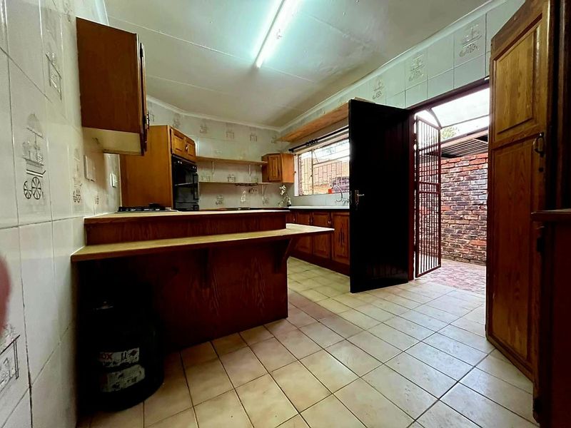 Four bedroom house to rent in Geelhoutpark, Rustenburg - Photo 3