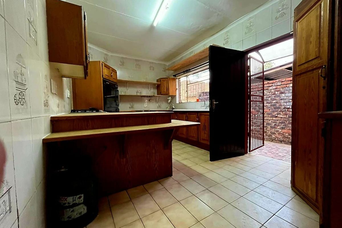 Four bedroom house to rent in Geelhoutpark, Rustenburg - Photo 3
